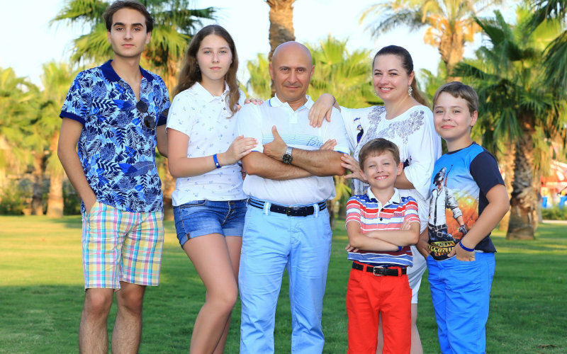Дмитрий Валерьевич со своей семьей