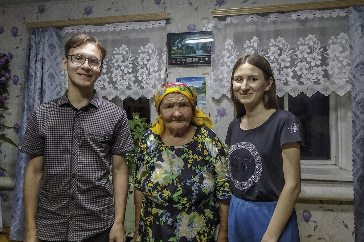 Степан Плотников, информант Авдеева Елизавета Егоровна и Кристина Чумакова в экспедиции в с. Варклед-Бодья Агрызского района Республики Татарстан, 2022 г.