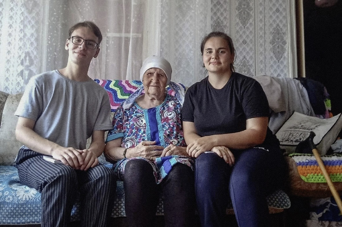 Степан Плотников и Аня Васильева в экспедиции в д. Нижний Сырьез с информантом Анной Михайловной Мартыновой, 2022 г.