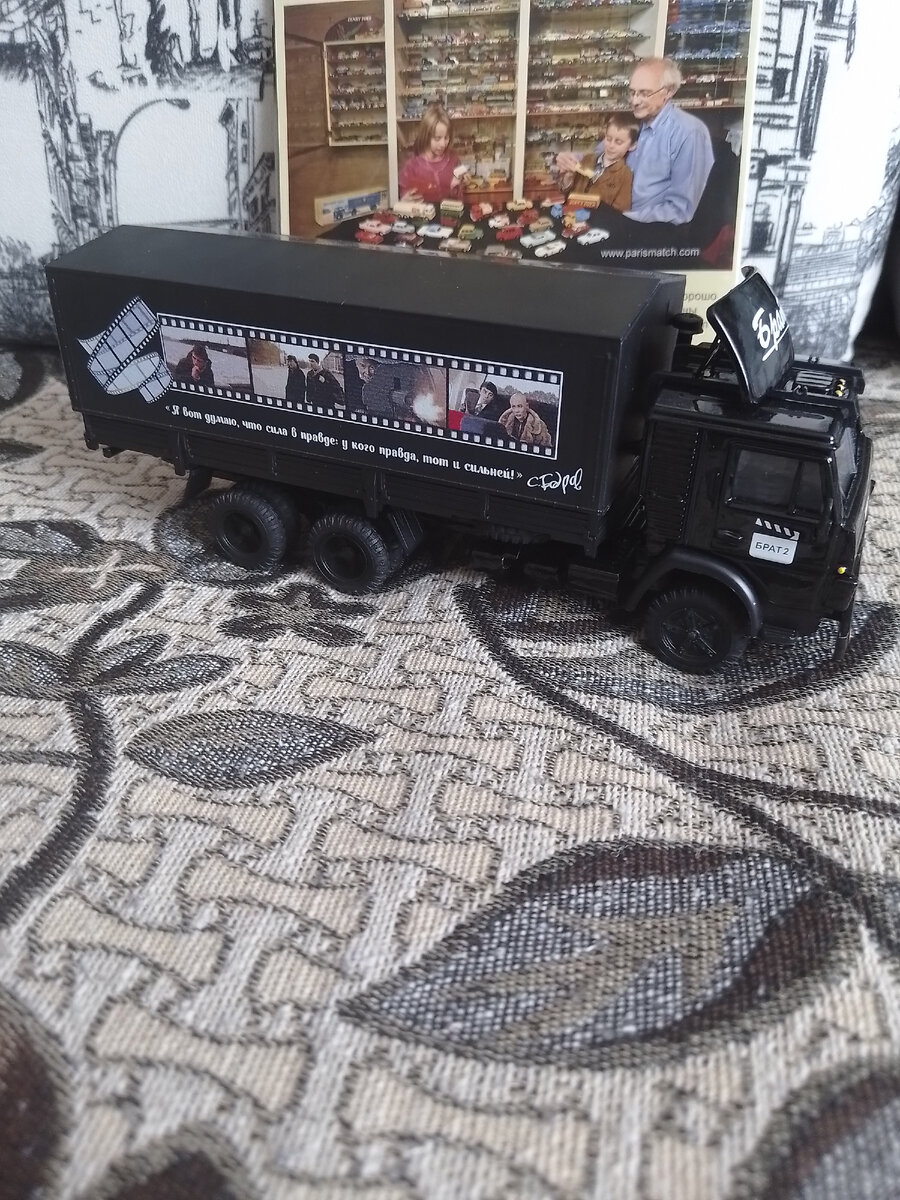 На борту тента нанесены кадры из культового фильма Брат.