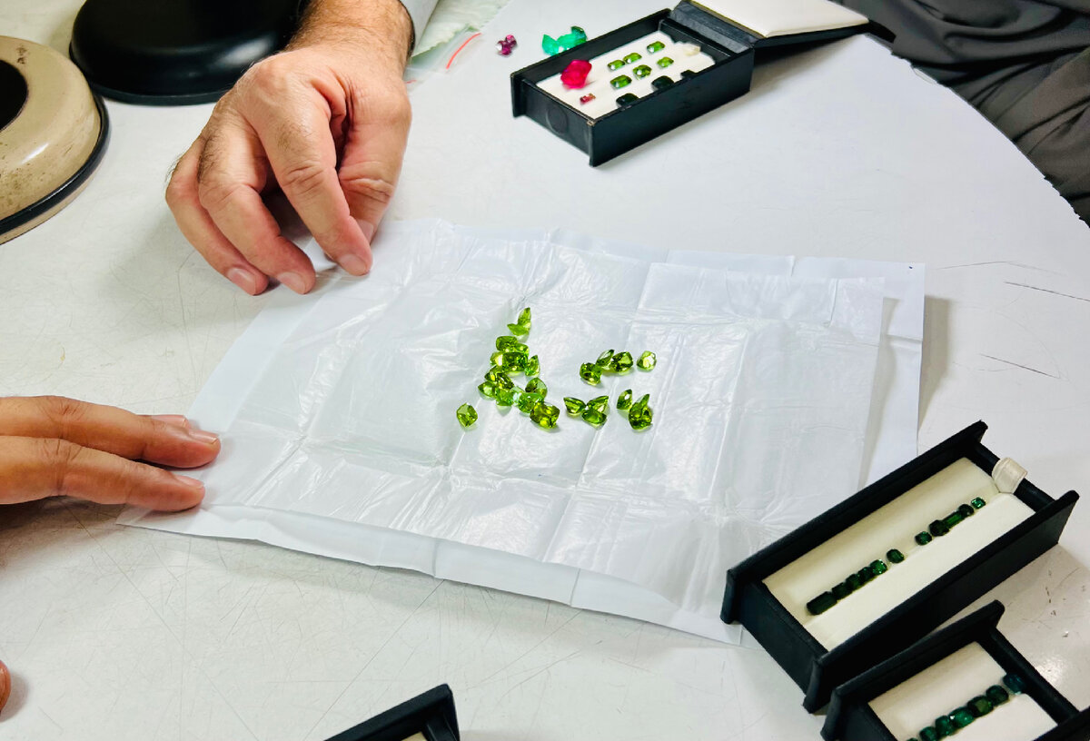 Отбор Перидотов на рынке камней в Пакистане