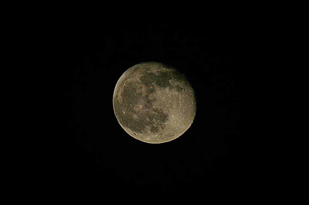 Добрый день дорогие любители! И так продолжим. Луна на ночном небе всегда привлекает своей красотой и загадочностью. Попробуем её запечатлеть на ночном небе.