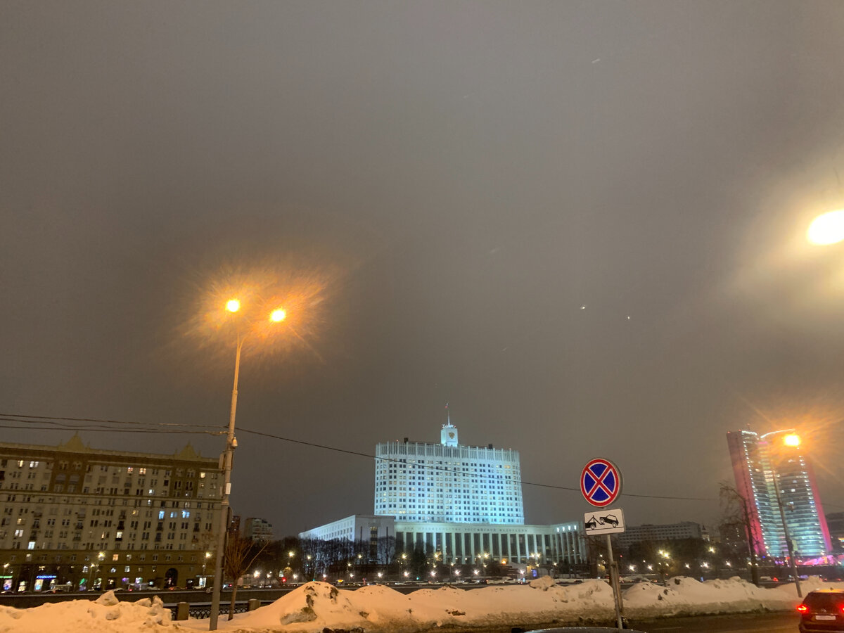 Напротив Белый дом