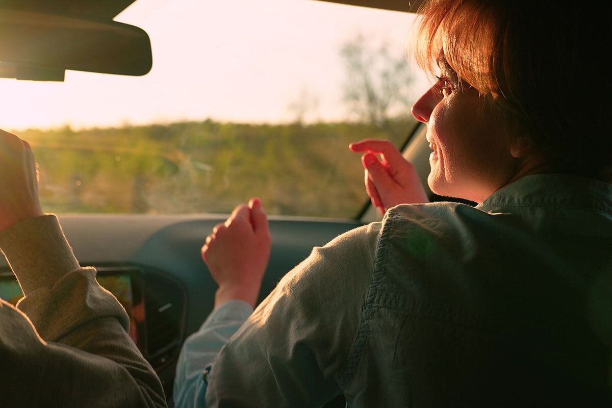 Автору очень жалко мужа, который вынужден слушать ее завывания под любимую песню в машине. Но она ничего не может с собой поделать. И со своим голосом…📷
