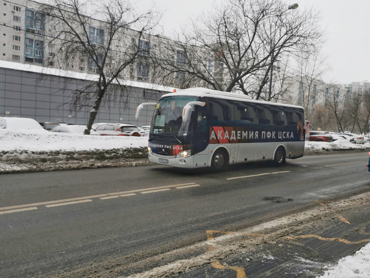 Автобус  Yutong ZК6938НВ9 на улице Берзарина.