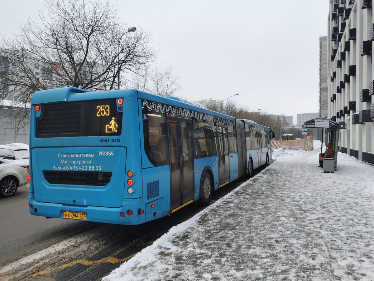 Поехал я на "Сокол", конечно, странным путём. Зарулил на улицу Берзарина, чтобы здесь сделаь пару кадров. Вот автобус 190855 ЛиАЗ-6213 на маршруте № 253 на остановке "Улица Берзарина, 32". Улица Берзарина.