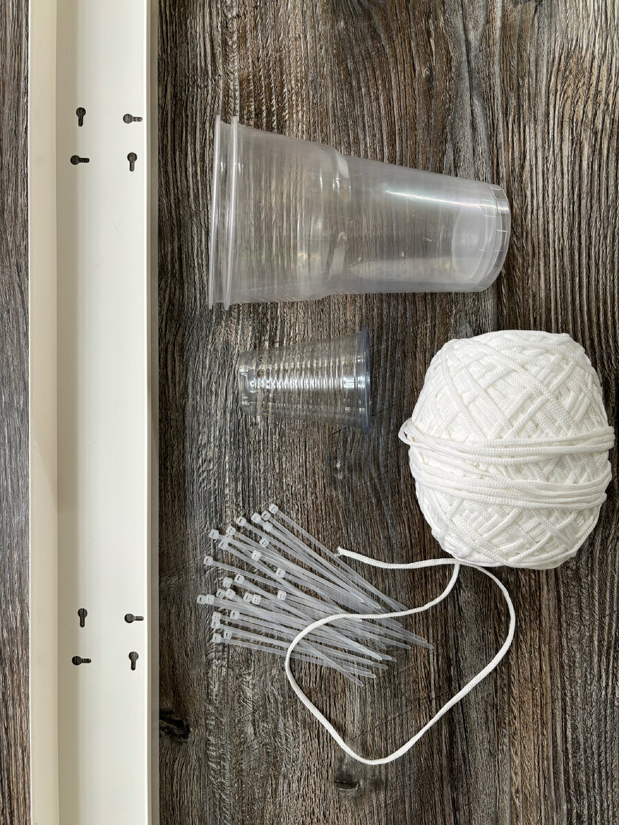 Кабель-канал, пластиковые стаканы, хомутики, полиэфирный шнур