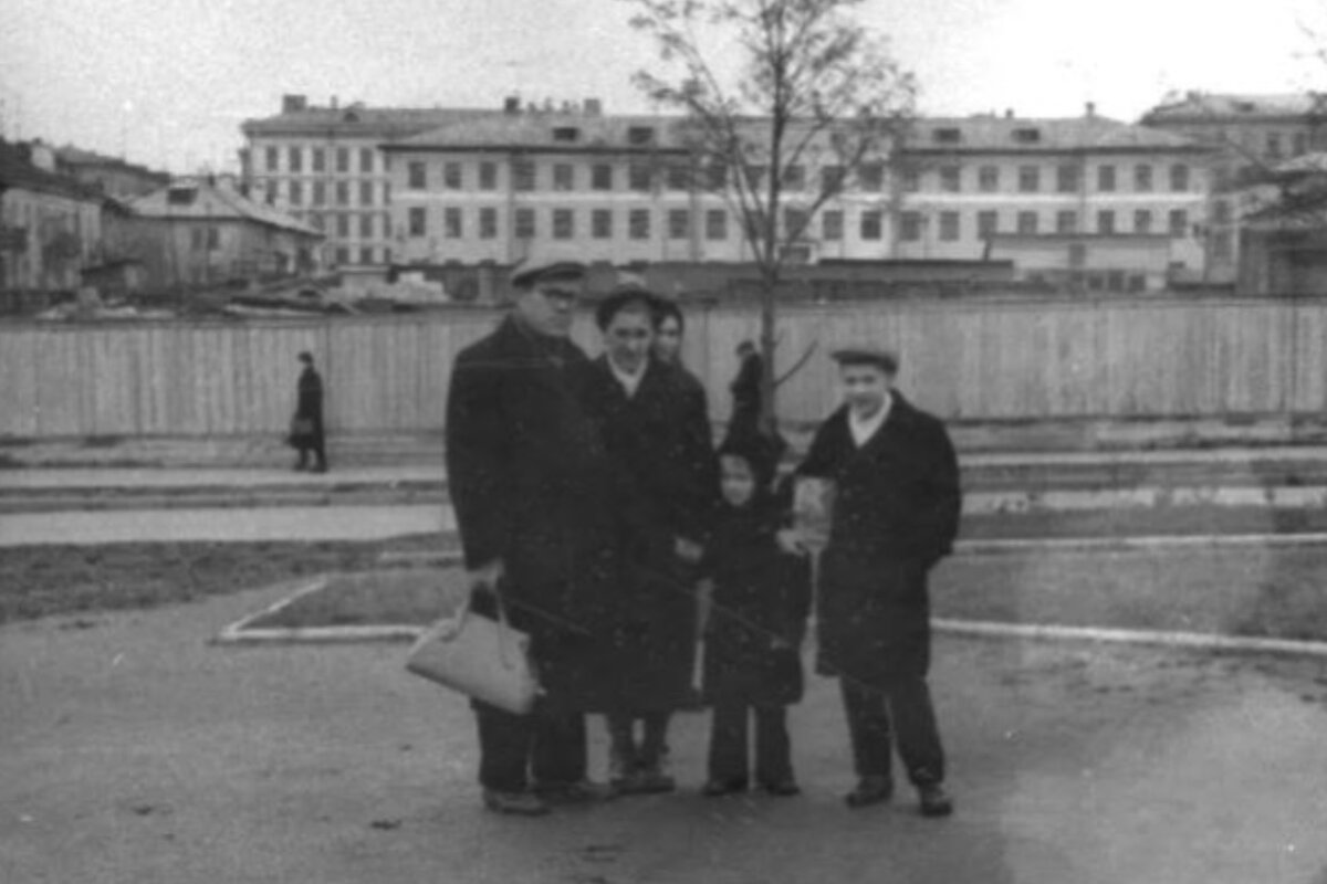 Верхняя Первомайская улица, 32. Вид с Измайловского бульвара на южный фасад. Впереди стройплощадка Театра мимики и жеста. Слева видны жилые двухэтажные дома поселка Военморстроя (не сохранились).