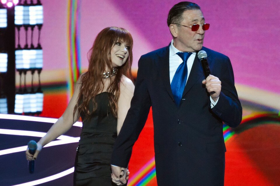    Григорий Лепс появился в черном длинном пиджаке, белой рубашке и синем галстуке, при этом он держал за руку Юлию Савичеву Даниил ОПАРИН