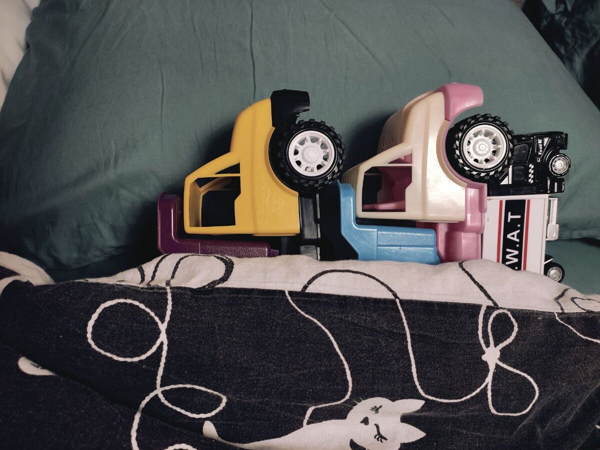 Машинки в моём доме повсюду, как английский в мире