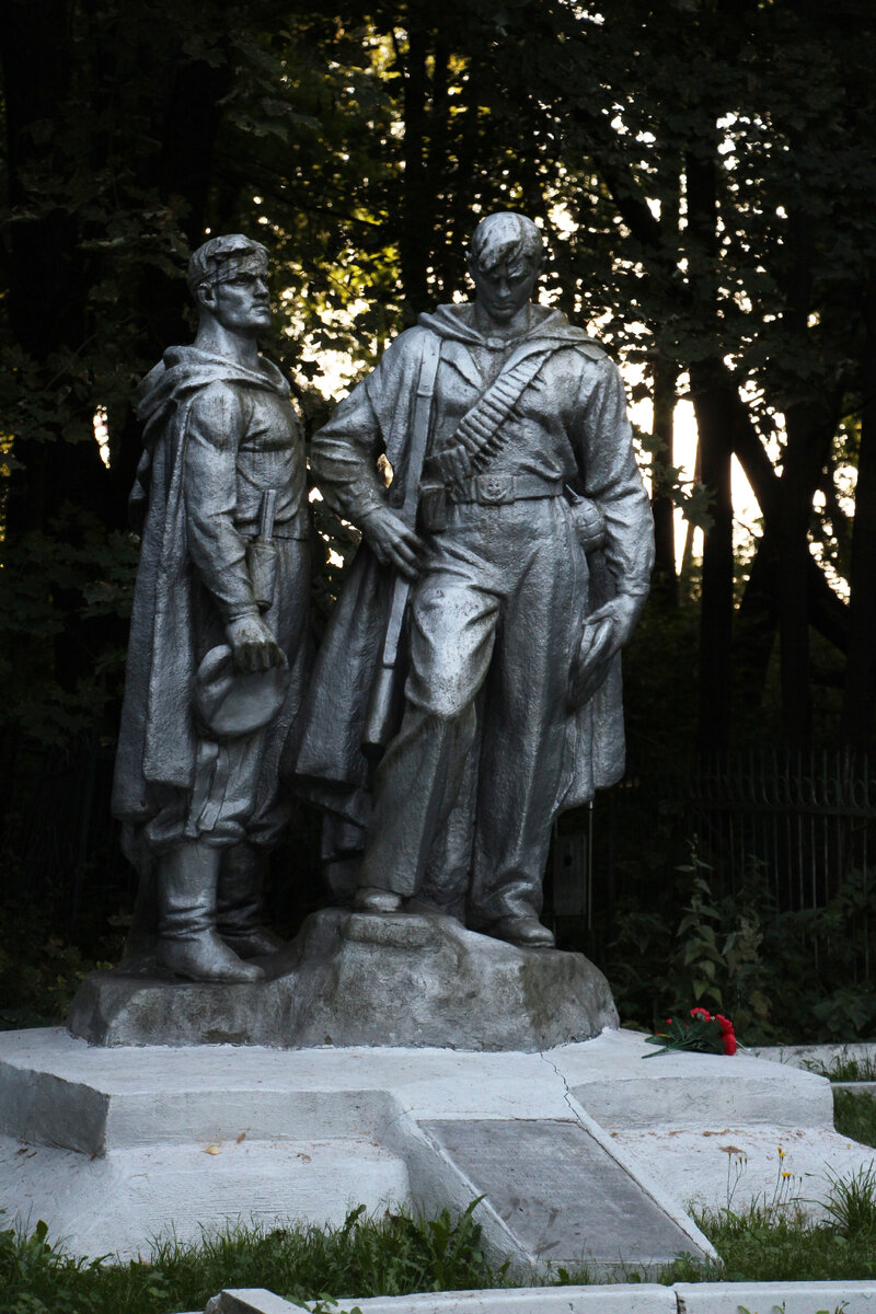 Скульптура на братской могиле воинов ВОВ