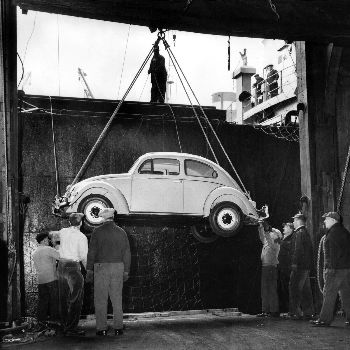 Прибытие Beetle в Нью-Йорк в 1956 году. Volkswagen пытается вызвать ностальгию по своим прошлым успехам, поскольку пытается добиться увеличения продаж в США в соответствии со своим статусом второго по величине автопроизводителя в мире.Заслуга...Барни Инголья 