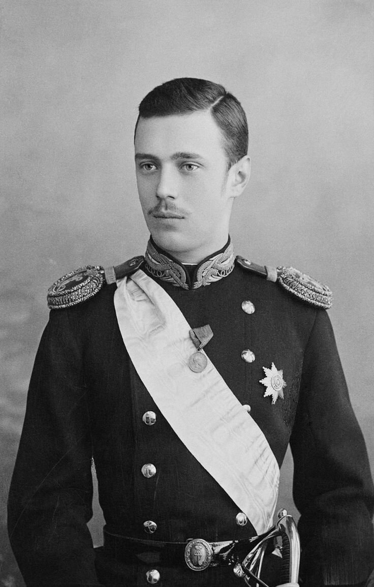  Весной 1871 года в российской императорской семье произошло радостное событие: у государя-императора Александра II появился еще один внук, которого окрестили Георгием.
За год до того цесаревич Александр Александрович и его супруга Мария Федоровна пережили страшное горе: от менингита буквально за считанные дни сгорел их второй сын, двухгодовалый Александр. Поэтому, когда у великой княгини вновь родился мальчик, все были безмерно счастливы. 
Веселый, остроумный Георгий, поразительно похожий на своего отца, императора Александра III, был всеобщим любимцем, но самым близким другом для него был старший брат Николай. Тот  записывал шутки Георгия и хранил их до конца жизни в особой шкатулке, часто перечитывая их уже и своим домашним. 
Девятнадцатилетнему Георгию Александровичу прочили блестящую карьеру во флоте. В 1890 году вместе с братом Николаем в кругосветное морское путешествие. Цесаревич-наследник числился в списках пассажиров крейсера «Память Азова», а его младший брат трудился на рейсе в должности вахтенного офицера.  Однажды, взобравшись на мачту, Георгий упал, сильно ударившись грудью о палубу, и, вероятно, повредив легкие. В детские годы доктора находили, что «Жоржи часто болеет простудой»- мальчику прописывали теплый климат. Но, кто мог знать, что именно в Бомбее у Георгия случится первый приступ чахотки, которая станет для него спустя годы  фатальной…
Грудь болела невыносимо, кашель усиливался, и Александр III в конце концов, принял решение забрать ослабевшего сына домой, полностью поручив выполнение представительских задач на Востоке цесаревичу Николаю. 
Врачебный консилиум в полном составе подтвердил, что великий князь Георгий Александрович страдал не «тропической лихорадкой», а самым настоящим туберкулезом в открытой форме, что было крайне опасно и для него, и для близких. В то время лечить чахотку не умели- возможно было лишь замедлить ее симптомы. Холодный сырой петербургский воздух был точно Жоржи не на пользу- его решают поселить в маленьком грузинском селении Абастумани. Роскошная природа Кавказа и разреженный горный воздух должны были улучшить состояние великого князя. 
Первые годы в Абастумани Георгий Александрович живет в совершенном уединении. Отчасти он даже рад своему затворничеству в горах- теперь-то нашлось время на его увлечение астрономией. Великий князь на собственные средства построил в Абастумани горную астрономическую обсерваторию.  Занимается он и самообразованием. Как все Романовы, Георгий Александрович прекрасно владел английским, немецким и французским языками; к радости Марии Федоровны, он никогда не забывал и ее родной язык, датский. 
Однако, великому князю не суждено было дол наслаждаться покоем и тишиной Кавказа.  Вслед за Георгием Александровичем постепенно переехала и его свита, а уж после приезда императрицы Марии Федоровны маленький грузинский городок превратился в известный курорт с балами, пикниками, выездами на охоту и театральными премьерами.
В 1894 году в спектакле «Гроза» блистала 17-летняя петербургская актриса Ольга Бебутова. Ее девичья фамилия была Данилова, но на подмостках она выступала под грузинским псевдонимом «Гуриелли».  На Кавказ она прибыла вместе с пожилым мужем, солидным коллежским секретарем Николаем Петровичем Бебутовым. Помимо актерского дарования, Ольга обладала ослепительной внешностью: идеальная фигура,  точеный профиль камеи, каскад темных волос и мягкий взгляд огромных бархатных глаз никого не оставляли равнодушным. 
Не стал исключением и великий князь. Выходя на сцену в Абастумани, Ольга стала замечать на себе полный страсти и обожания взгляд Георгия. Вскоре между ним и актрисой завязался бурный роман.
23-летний Георгий был счастлив впервые после того, как ему поставили страшный диагноз. Весна 1894 года стала лучшим временем в его жизни. Но продлилось его счастье недолго. О романе великого князя с замужней актрисой немедленно узнали члены императорской семьи и сделали все, чтобы разлучить его с возлюбленной.
Даже более, чем императрица-мать, об этом хлопотала его сестра Ксения, мотивируя свое поведение заботой о здоровье брата и о его душе: «Джорджи вечно находится во вредном обществе…». Единственным, кто с сочувствием отнесся к его роману, был муж Ксении, великий князь Александр Михайлович. Прекрасно понимая, что Ольга Бебутова, скорее всего, останется единственной женщиной в жизни Георгия, он умолял жену и остальных родственников не вмешиваться, но его не стали и слушать.
Для начала Георгия вызвали в Польшу, чтобы принять участие в семейной охоте. Поездка в Спалу губительным образом сказалась на состоянии здоровья великого князя. Его брат Николай писал в дневнике: «С утра лил дождь, и охота была отказана. Ночью бедный Георгий харкал кровью; он не выходил из своей комнаты…он должен был остаться дома из-за несносной сырости в здешний местах…».  Весь семейный отпуск матушка и старшая сестра сопровождали проповедями о достойном поведении царских сыновей. 
Поздней осенью 1894 скончался император Александр III.  Это был огромный удар для всех его детей, но Георгия трагедия совсем подкосила. Он вернулся в Абастуман-врачи строго запретили ему приезжать ему на похороны в Петербург. Здесь цесаревич обнаружил, что Ольга его не дождалась: ее пригласили возглавить в столице труппу нового Суворинского театра, и она не отказалась. Полагают, что эта интрига была организована по заказу ближайших родственников Георгия лечащим врачом Поповым и  заведующим двором Олсуфьевым. Георгий был в отчаянии. Он писал сестре Ксении: «Все нутро во мне перевернулось, в особенности, когда я узнал о всех подробностях, и я впал в такое отчаяние, что обедать даже не пошел, чтобы не видеть этих двух подлецов, а весь вечер я плакал как дитя. И сегодня мне не лучше: слезы меня душат все время и тоска и отчаяние одолевают… Они меня до того доведут, что я их застрелю как собак. Я больше за себя не ручаюсь, потому что это выше моих сил».
После завершения отношений с Ольгой, Георгий Александрович, казалось, утратил последний интерес к жизни. Он по-прежнему много жертвовал на благотворительность, занимался астрономией, возвел церковь Александра Невского. Расписывал ее художник М.В. Нестеров. Он и стал свидетелем последних месяцев жизни великого князя Георгия: «Из-под бурки заметны тонкие-тонкие, как спички, ноги в высоких сапогах... и лицо, красивое, породистое, тонкое, с небольшими темными усами, такое измученное, желтое, худое-худое... Вся фигура согбенная, старческая, глубоко несчастная, какая-то обреченная, покинутая».

28 июня 1899 года великий князь Георгий отправился в горы на мотоцикле. Прямо во время поездки у него открылось горловое кровотечение, и он упал навзничь. Ему пыталась оказать помощь местная молоканка Анна Дасоева, но буквально через несколько минут великого князя не стало. Георгию Александровичу было 28 лет.
Его возлюбленная Ольга Бебутова тем временем успешно покоряла театральные подмостки. Она родила мужу троих детей, потом развелась и еще дважды выходила замуж, сочиняла любовные драмы и даже опубликовала роман «Сердце царевича» о своих отношениях с великим князем Георгием.
Скончалась она в  1952 году во Франции в крайней бедности, забытая и больная. 
Младший брат императорской семьи Михаил в честь брата назвал своего единственного сына. Говорили, что дети императора Николая II унаследовали великолепное чувство юмора их рано умершего дяди. 
Начиная с 1899 года, в Абастумани из царской фамилии больше не приезжал никто.






