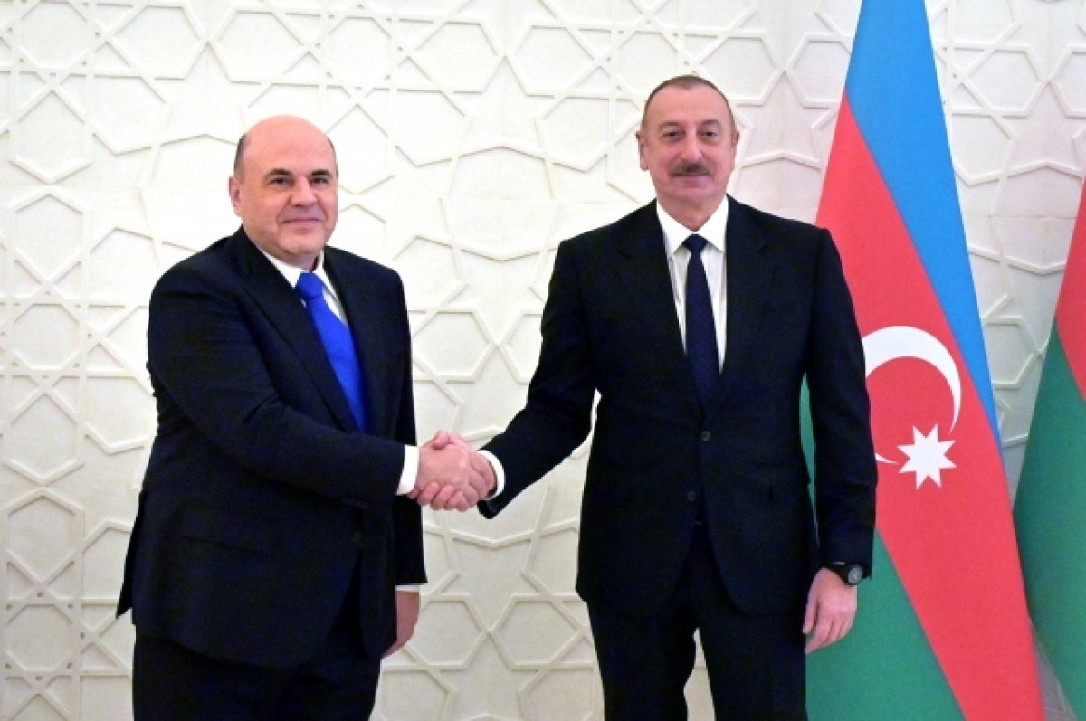    Михаил Мишустин и президент Азербайджана Ильхам Алиев (справа) во время встречи в Баку, 18 ноября 2022.