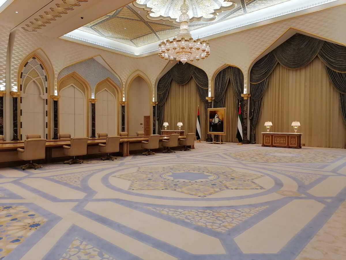 Этот зал я назвала Советом министров. Фото автора.