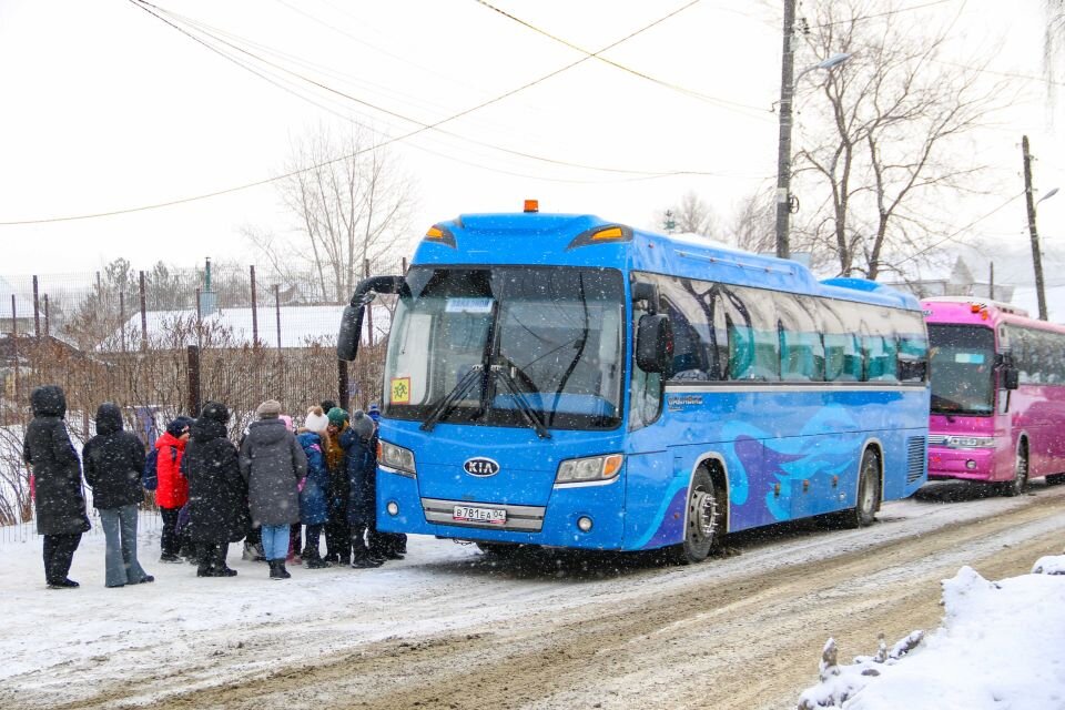    Погрузка школьников в автобус у здания школы №13. Источник: Виталий Барабаш