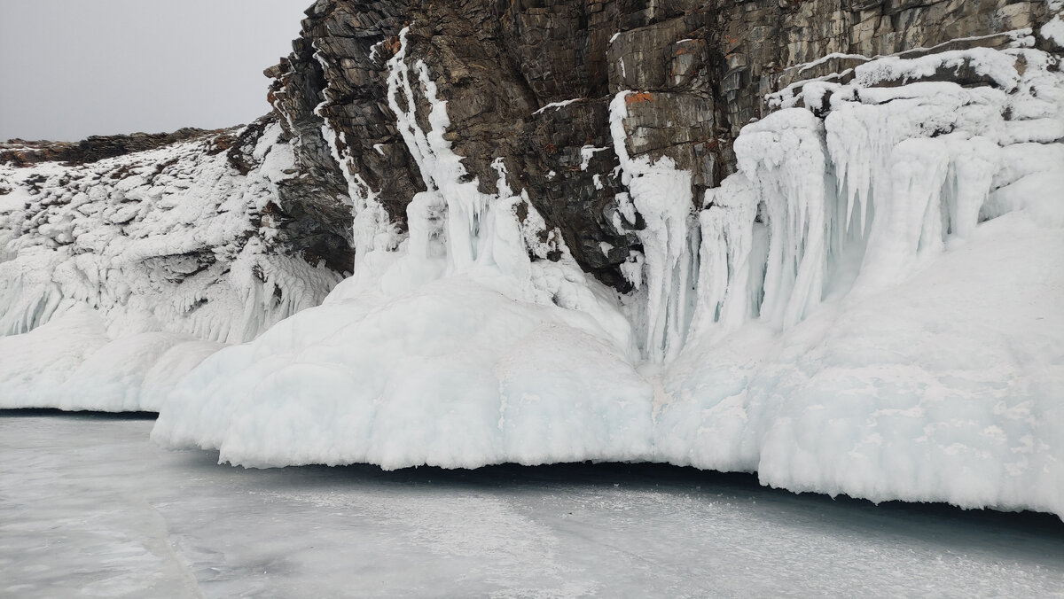 Около входа в пещеру
