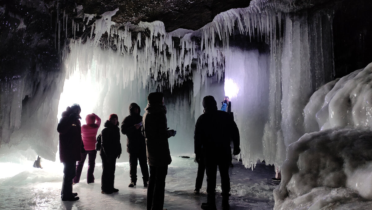 Еле пролезли, но внутри просторно. 