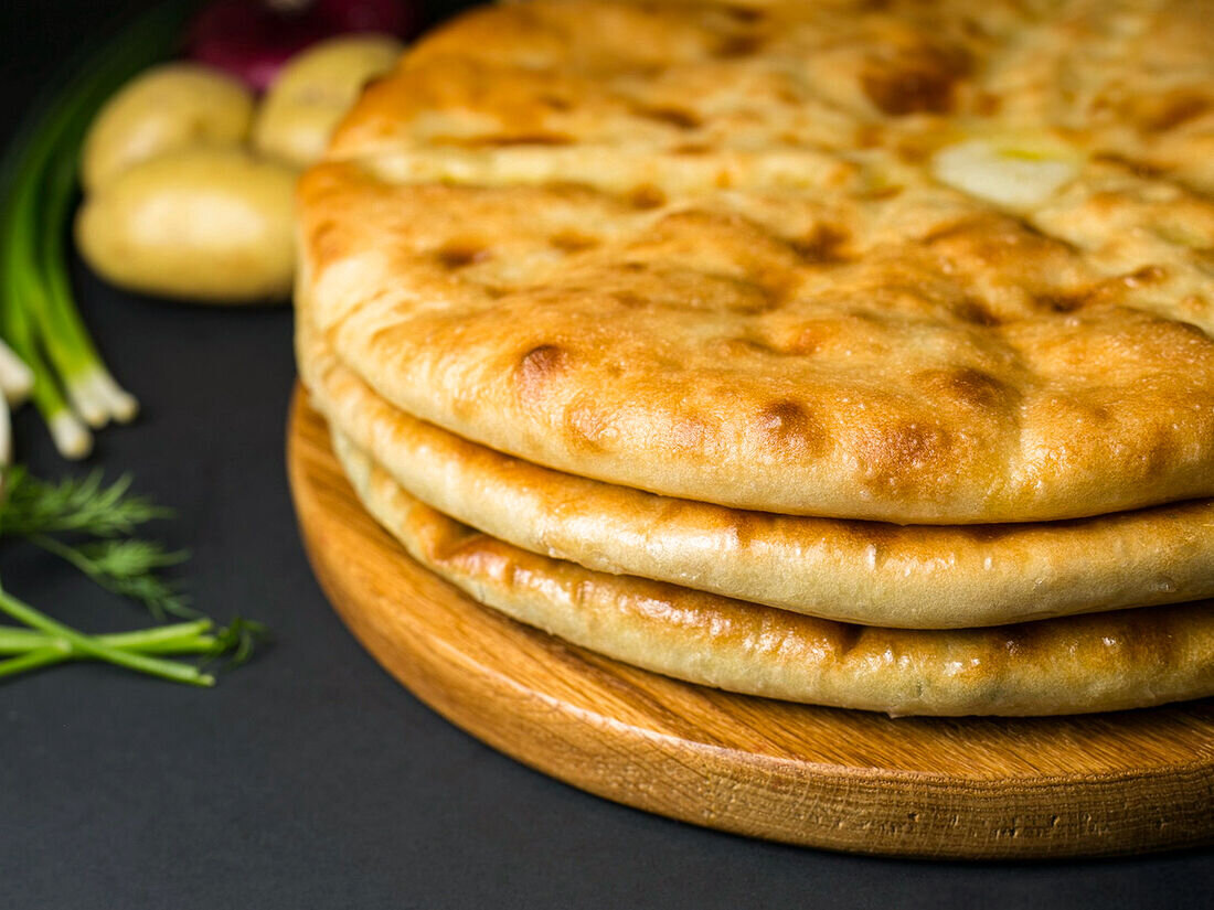 Сладкие осетинские пироги. Картофджин осетинский. Осетинский пирог уалибах. Осетинский хычин. Осетинские пироги с сыром.