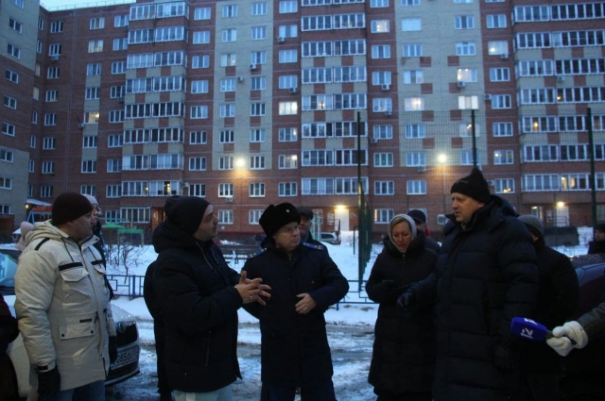    Мэр Омска встретился с жителями дома, который четыре раза топило фекалиями