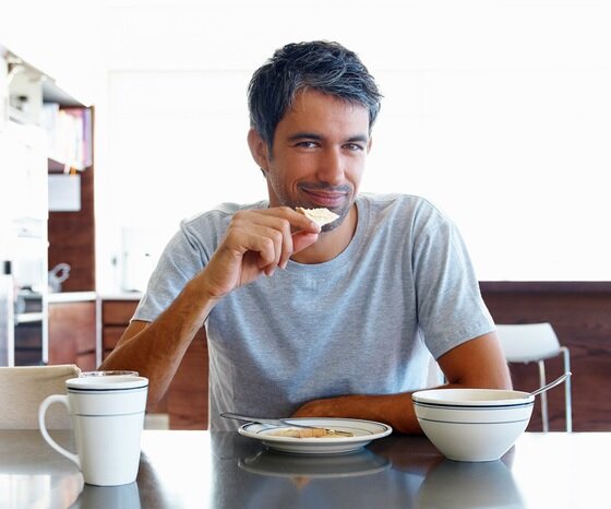 мужчина завтракает