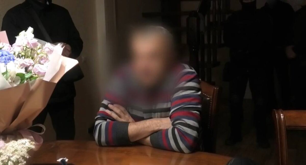 Октябрьский районный суд Иркутска рассмотрел уголовное дело в отношении девяти подсудимых, которые руководили экстремистской религиозной организацией «Свидетели Иеговы». Уголовное дело в 41 том поступило рассматривалось более года. Напомним, организацию признали экстремистской в 2017 году.

Суд установил, что подсудимые, несмотря на запрет, продолжили проводить собрания участников организации, религиозные выступления и богослужения на встречах с использованием литературы экстремистского содержания, распространение такой литературы, сбор денег под видом пожертвований для деятельности организации. Установлено, что они собрали не менее 463 тысяч рублей.

В итоге шесть человек семь лет колонии общего режима с лишением права заниматься организационной деятельностью в общественных или религиозных объединениях на пять лет и ограничением свободы на срок один год два месяца.

Двое подсудимых – лишения свободы на шесть лет и четыре месяца с лишением права заниматься организационной деятельностью в общественных или религиозных объединениях на пять лет и ограничением свободы на один год и два месяца.

Один человек получил три года колонии общего режима с лишением права заниматься деятельностью, связанной с участием в общественных или религиозных объединениях на три года и ограничением свободы на полгода. Приговор в законную силу не вступил.