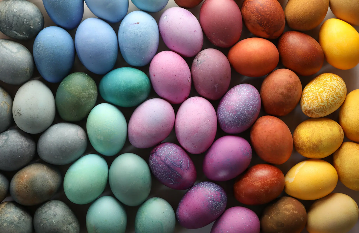 Яйца, окрашенные натуральными красителями. 