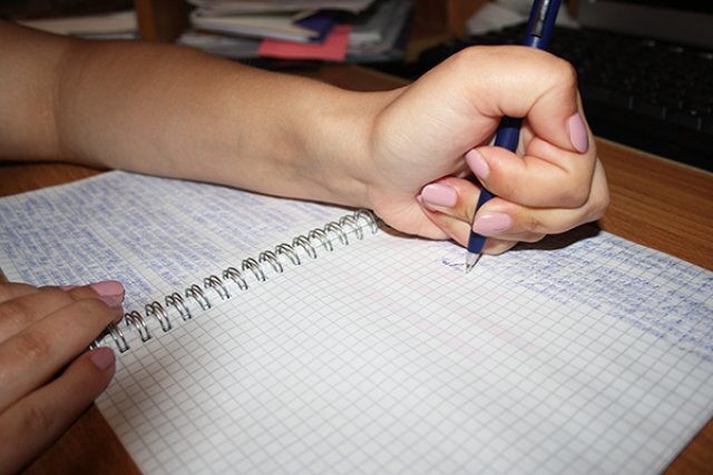    Почему нельзя говорить и писать «молодая девушка»?