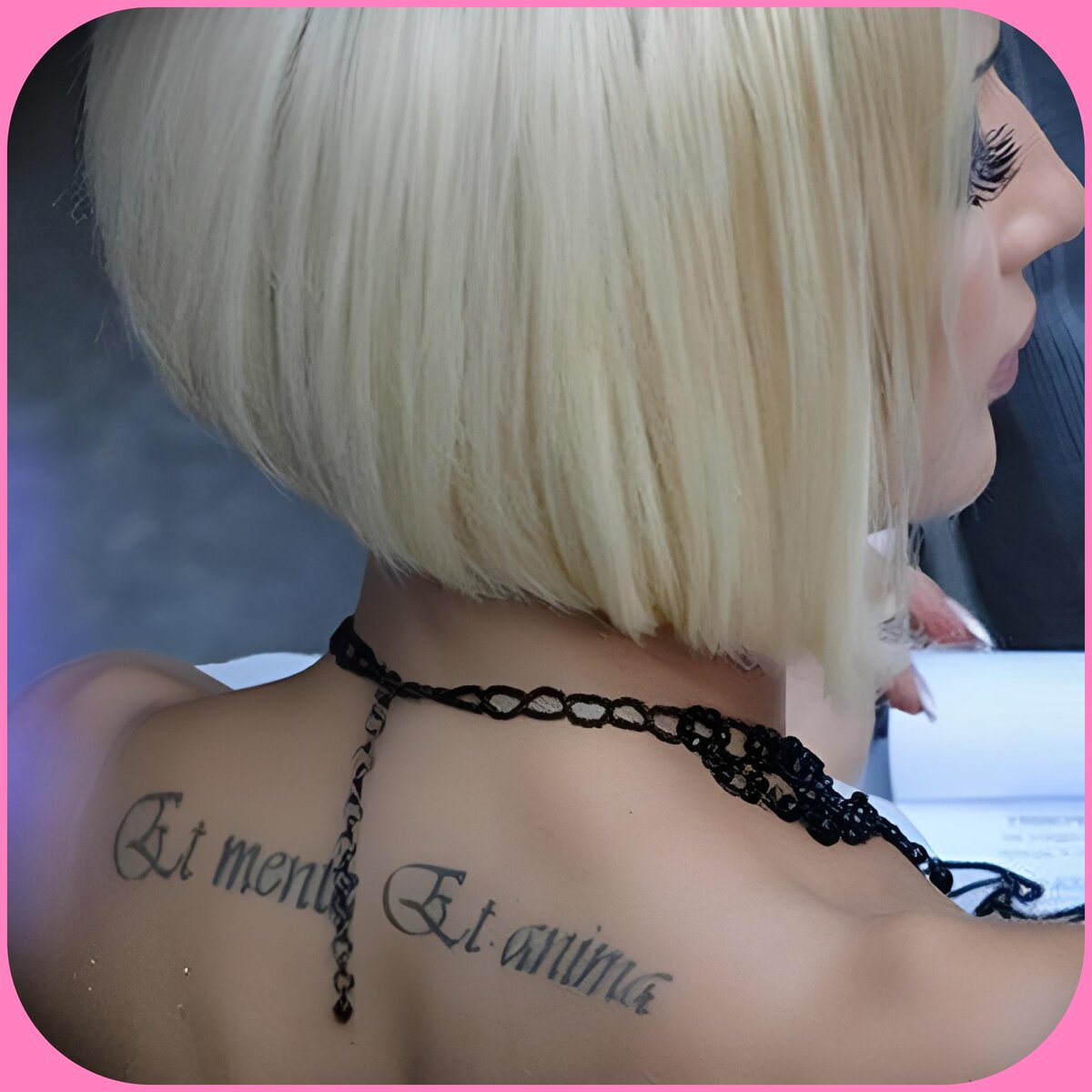 Изящным шрифтом надпись на латинице - такие "чернила" звезды во всем мире любят)))