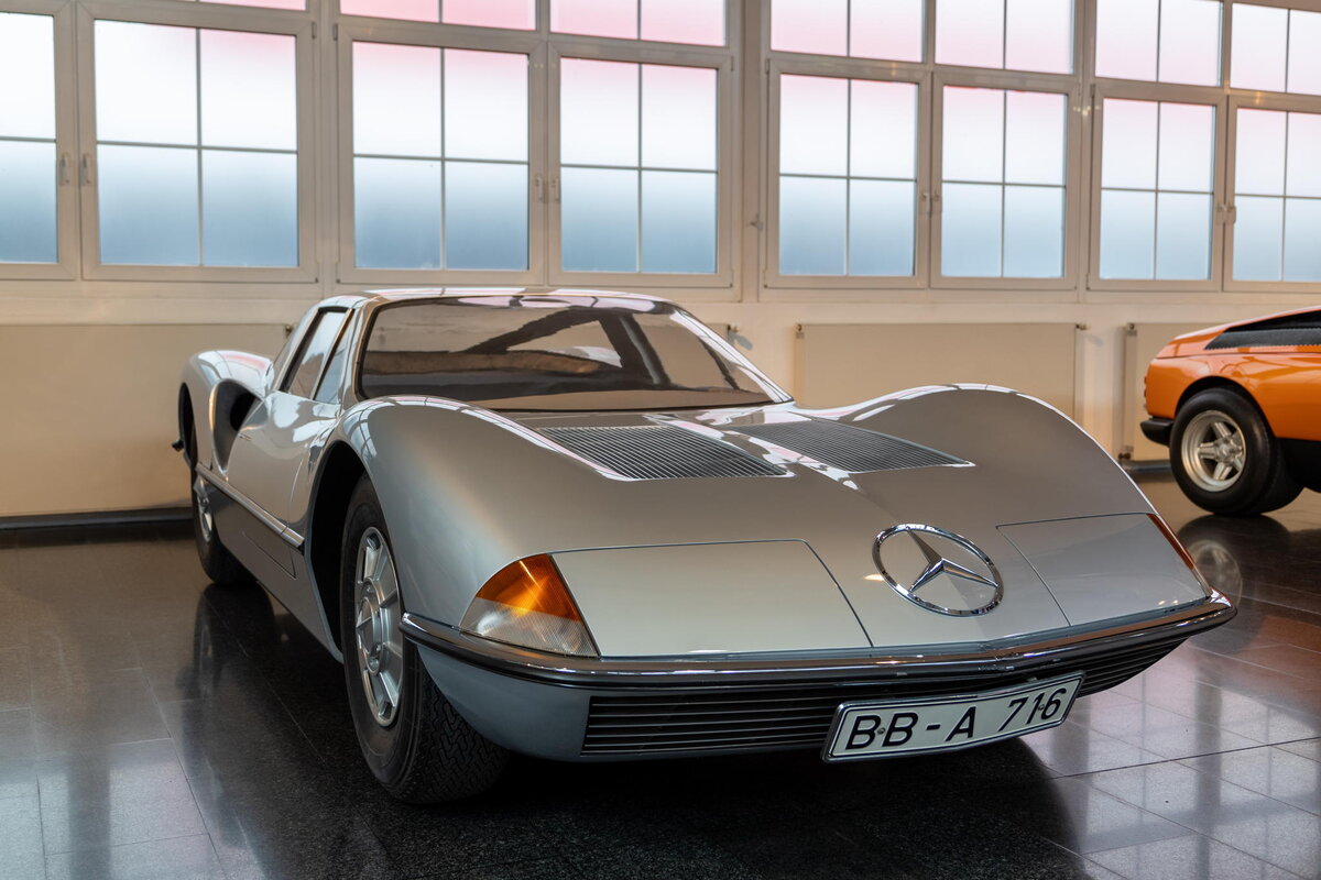 В середине 60-х Поль Брак, о котором мы уже писали, работал над проектом интересного купе, концепта, как сейчас его назвали бы. Автомобиль получил обозначение SL-X. Но работы над проектом были по неизвестным нам причинам неожиданно остановлены.