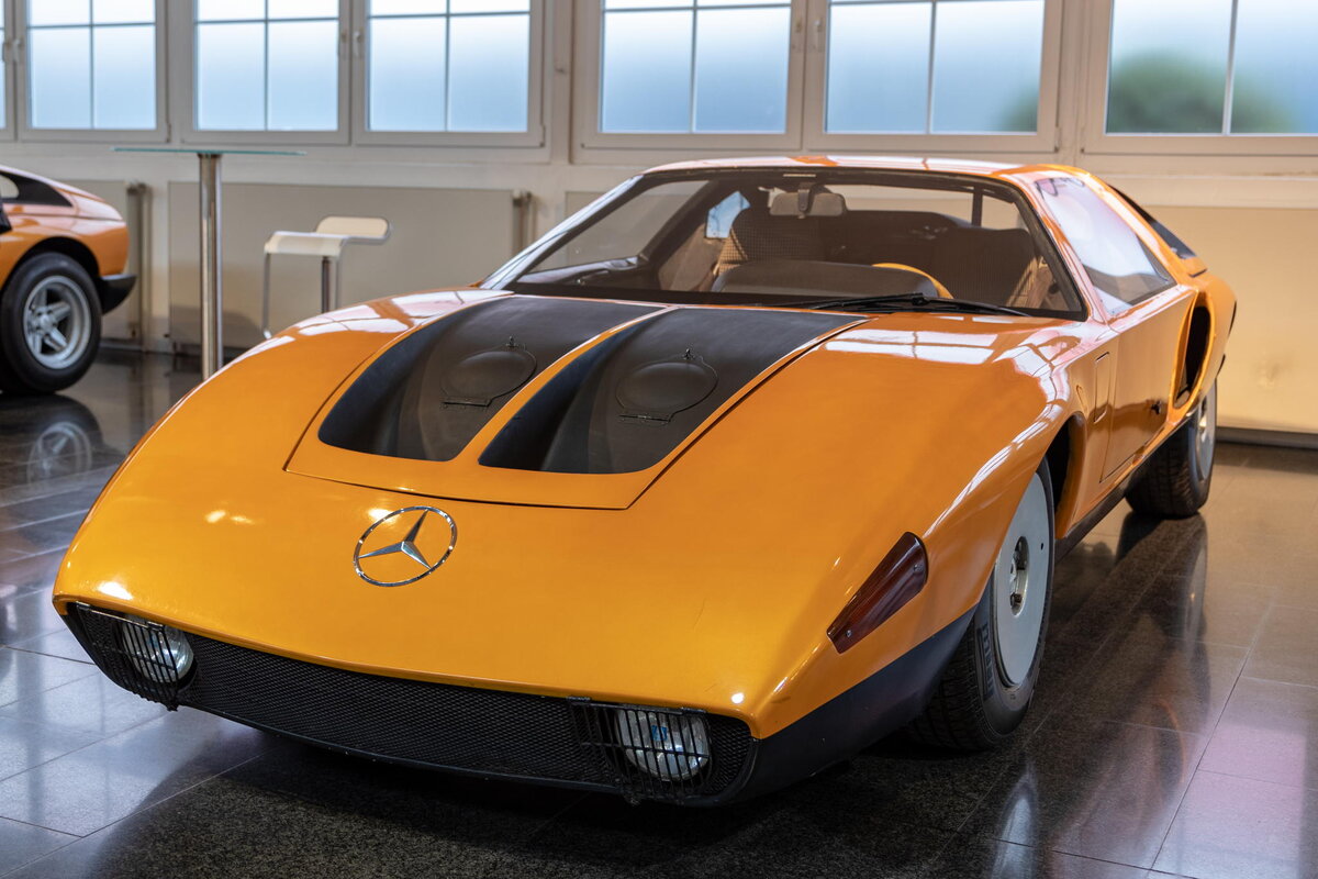 Зато задание на разработку альтернативного проекта получил молодой Бруно Сакко. Под его руководством был создан С111. Выставленный на сентябрьском автосалоне 1969 года во Франкфурте, автомобиль произвел настоящий фурор. 