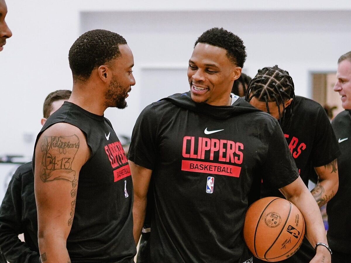    Баскетболист "Лос-Анджелес Клипперс" Расселл Уэстбрук (справа)© пресс-служба клуба "Лос-Анджелес Клипперс"