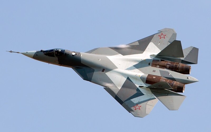 На фото: малозаметный многоцелевой истребитель Су-57 во время демонстрационного полёта. Авиасалон МАКС-2011. Источник: https://ru.wikipedia.org/wiki/Су-57#/media/Файл:Sukhoi_T-50_Beltyukov.jpg