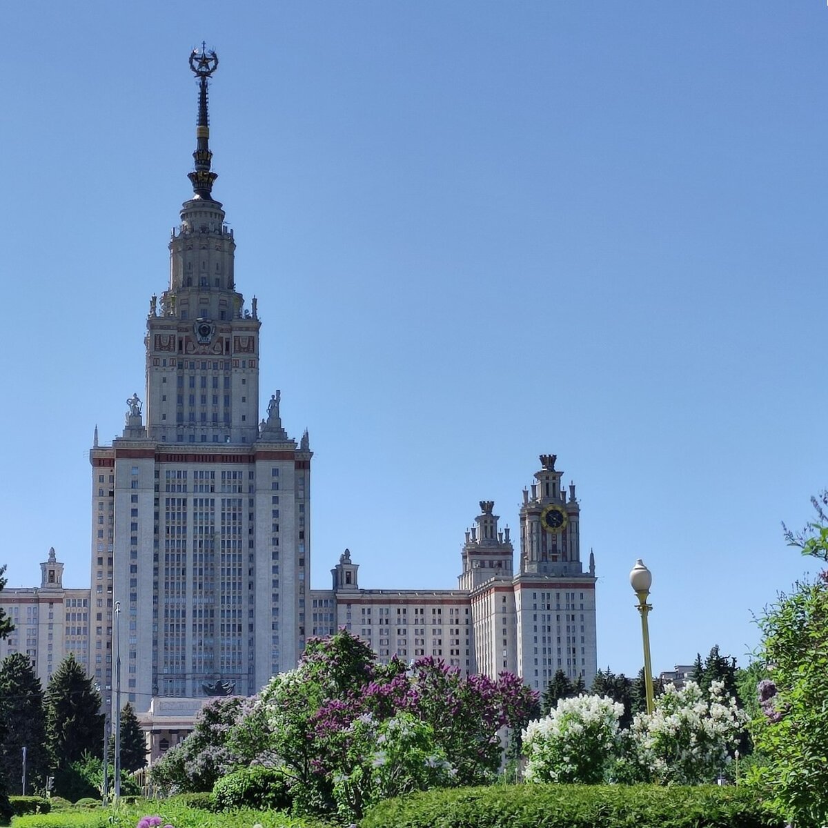 Вид на главное здание МГУ с Университетской площади.