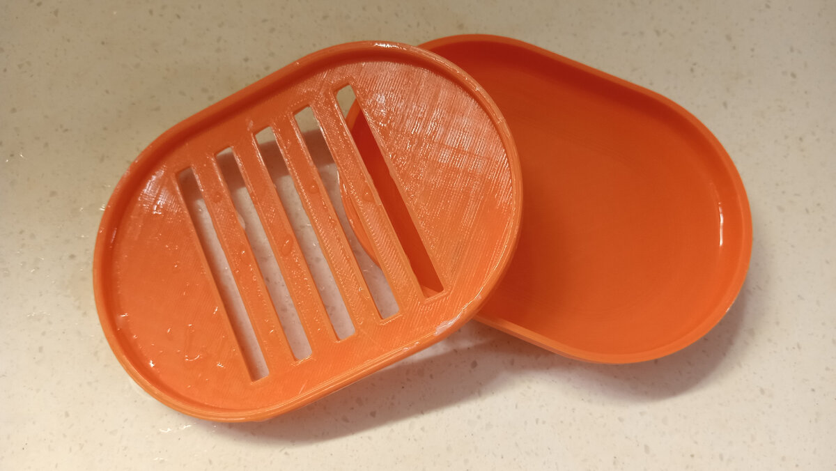 Наверно у каждого уже есть дома простенькие 3D принтер. С его помощью можно сделать разные вещи: декор, брелки, безделушки, а также полезные вещи. Как на пример, эти мыльницы