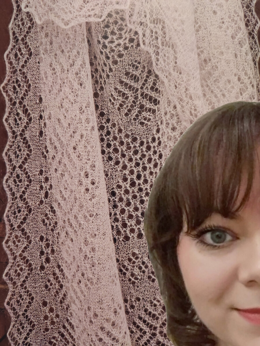 Портрет Светланы Логиновой. Коллаж создан на основе фото вязаного ажурного изделия из книги Светланы Логиновой и её личной фотографии, находящейся в общем доступе на странице Светланы в Контакте.