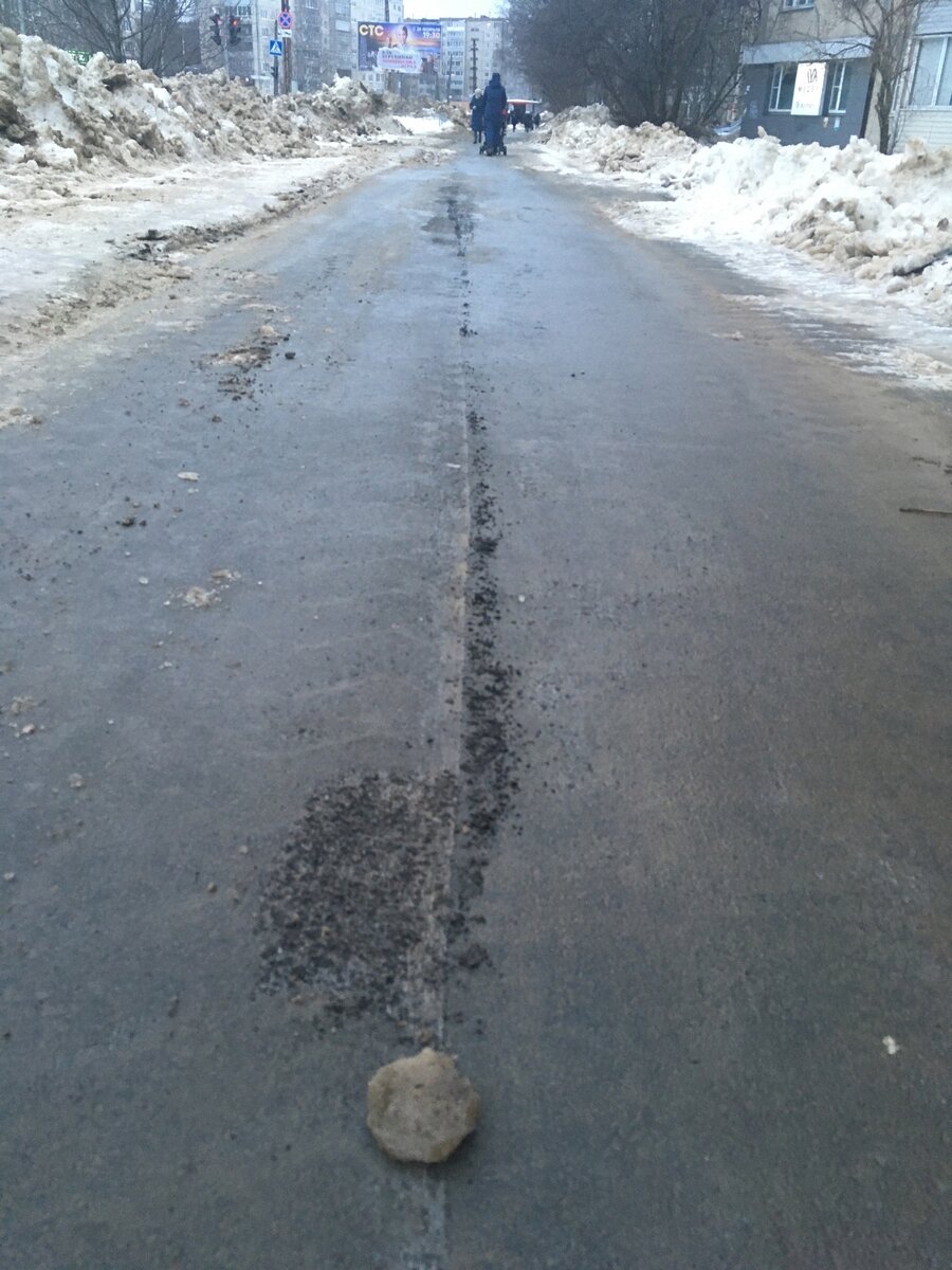    В Петрозаводске почистили тротуар вместе с асфальтом"Подслушано в ПТЗ | Петрозаводск"/ВК