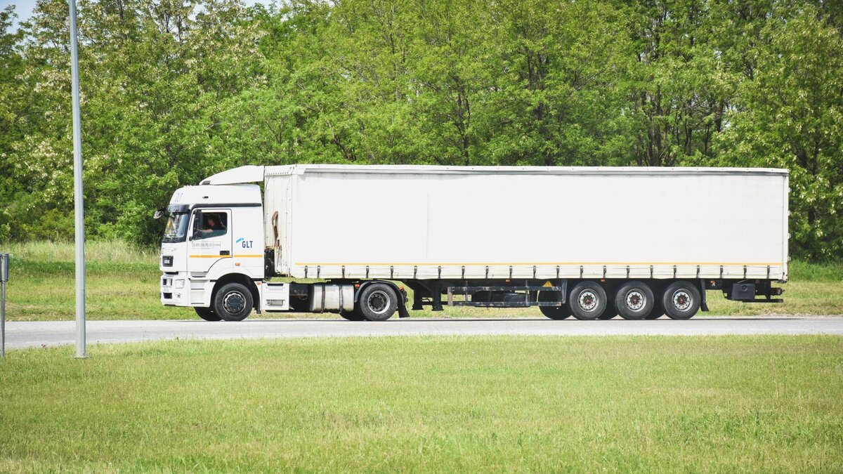 Отмороженный фуровод чуть не убил водителя легковушки во Владивостоке |  Восток-Медиа | Дзен