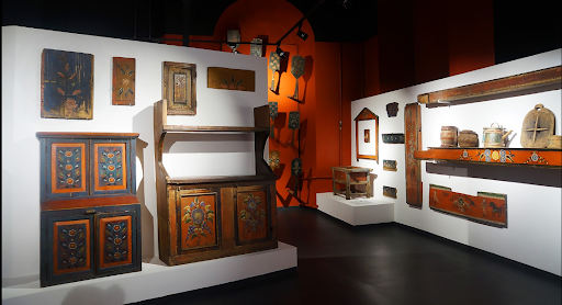 К счастью, многие росписи сохранились, их можно встретить в музеях. Это фотография из галереи домовой росписи Прикамья, Соликамск