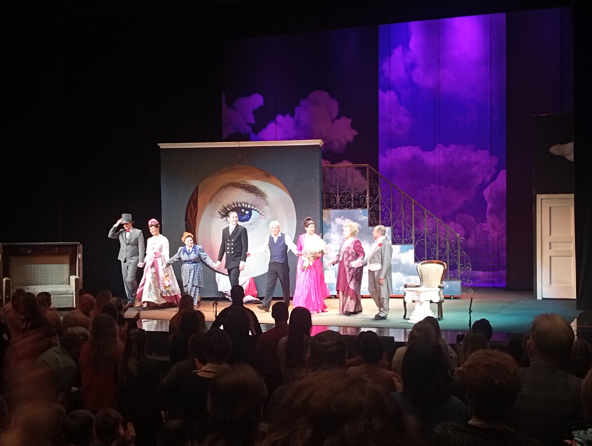 В театр ходили 