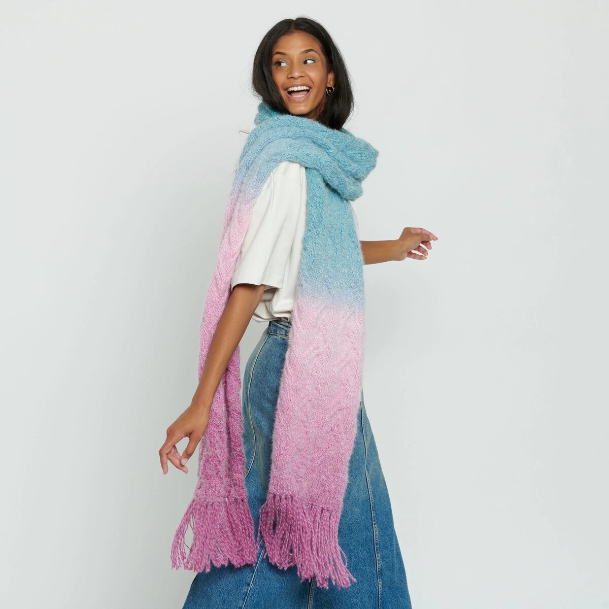 Мягкий шарф с бахромой спицами