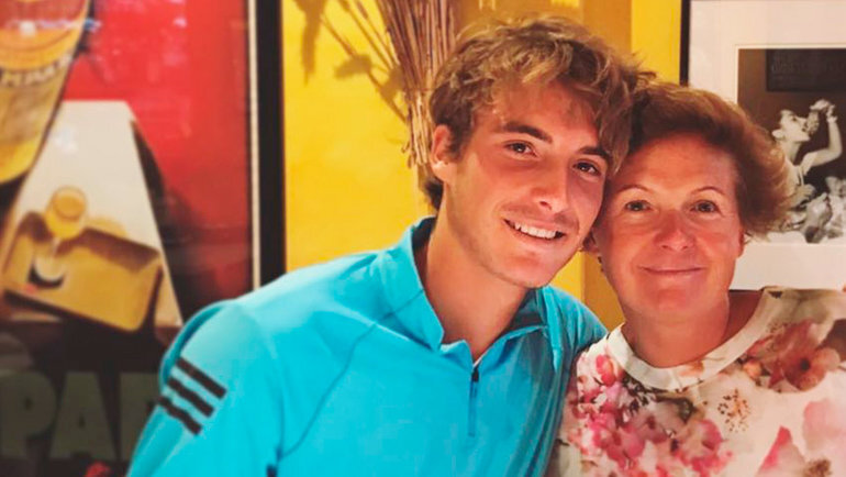    Стефанос Циципас с мамой Юлией Сальниковой.из соцсетей Апостолоса Циципаса