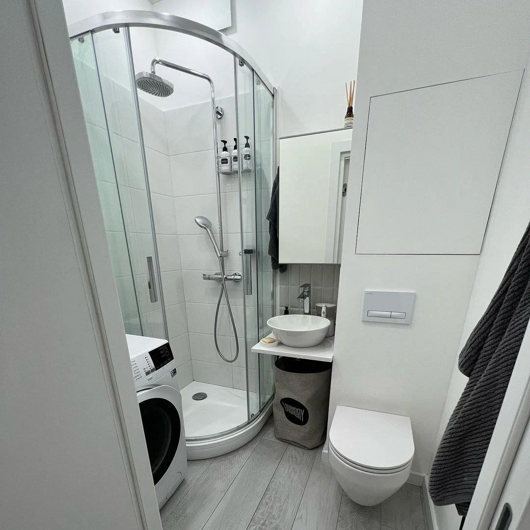 Совмещенный санузел в хрущевке. Отделка совмещенного санузла в хрущевке. Ванная совмещенная с туалетом. Ванная совмещенная с туалетом в хрущевке. Дизайн ванной комнаты совмещенной в хрущевке.