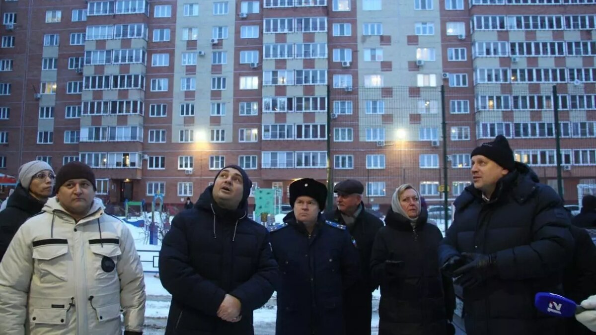     Жильцы девятиэтажки пожаловались в прокуратуру на нарушения в работе систем водоотведения и возникновение многочисленных трещин.