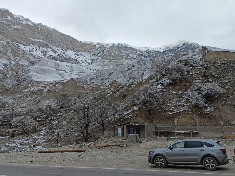 Горы присыпало снегом, они стали еще красивее