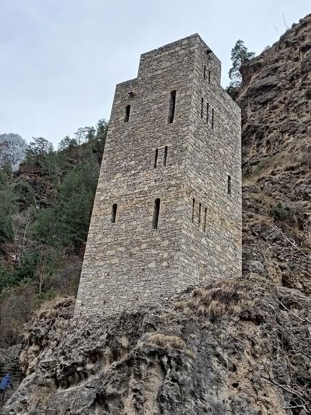 Гимринская башня (восстановленная), внутрь можно зайти бесплатно