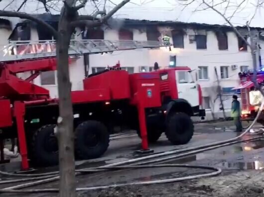    в Зернограде загорелся многоквартирный дом // фото: пресс-служба МЧС РФ по региону