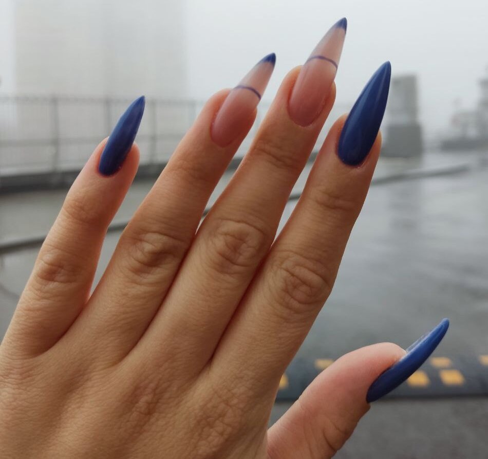 стилеты беж 2022. ногти стилеты 2022. маникюр на длинные ногти острые. маник 2022 миндаль чёрный. острые ногти.