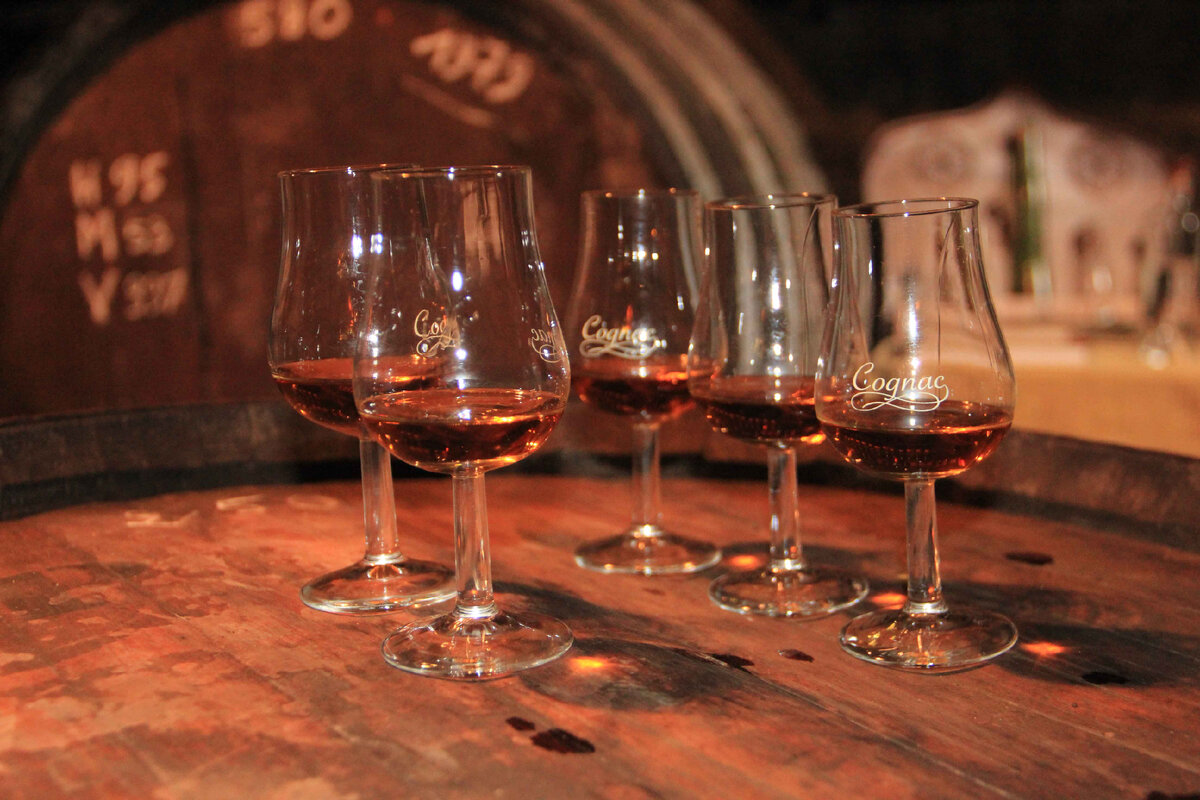 Производство французского коньяка строго регламентировано — от получения спиртов до процессов выдержки, включая использование определённого типа бочек