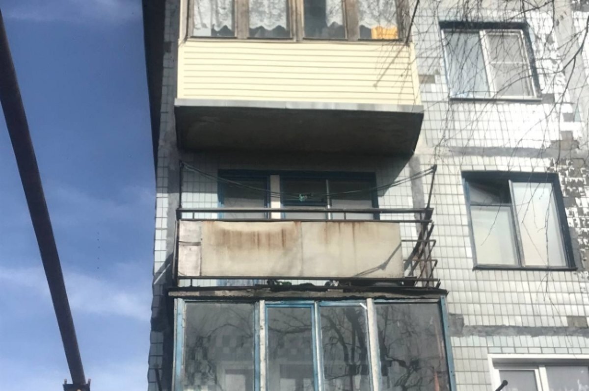    Балкон той самой квартиры, в которой хранились тела мужчин.